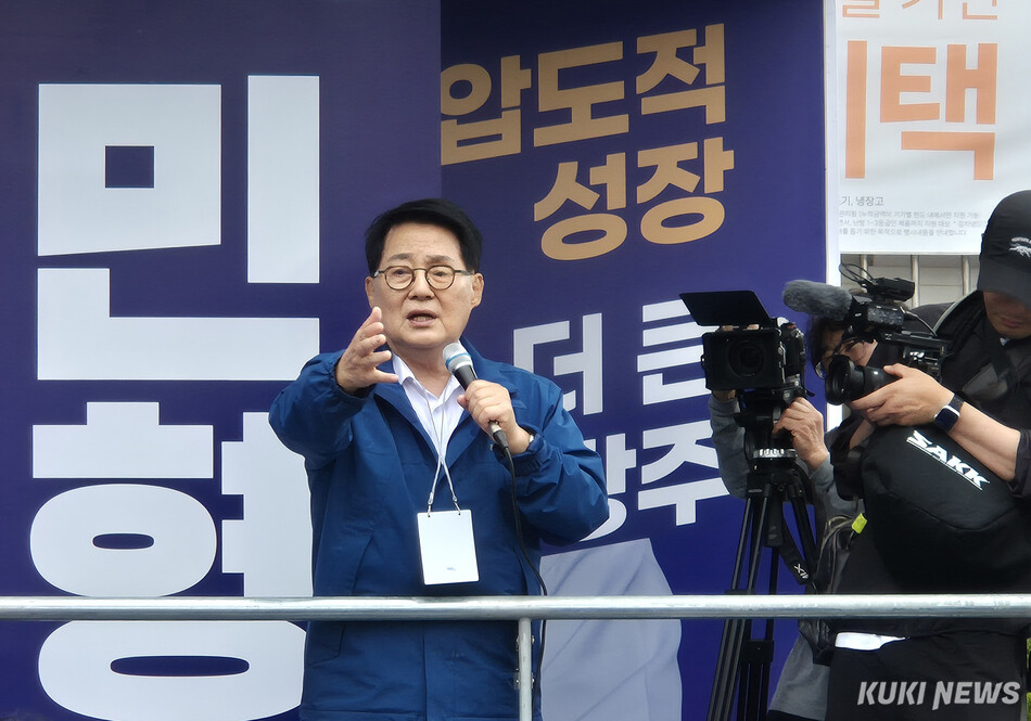 박 의원은 21일 신안군 압해읍에서 열린 더불어민주당 신안군수, 광역의원, 기초의원 후보 출정식에서 2년 뒤 총선에 출마해 국회의장에 다시 도전하겠다는 뜻을 밝혔다. /신영삼 기자
