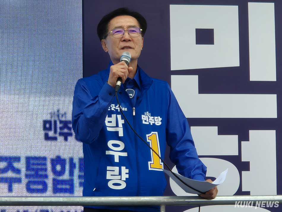 박우량 더불어민주당 전남 신안군수 후보가 공식 선거운동 첫날인 21일 오후 신안군 압해읍 구 압해농협 앞에서 대규모 출정식을 열어 ‘기본 사회 실현’을 강조하며 6·3 지방선거 승리를 향한 본격적인 선거운동에 돌입했다. /신영삼 기자