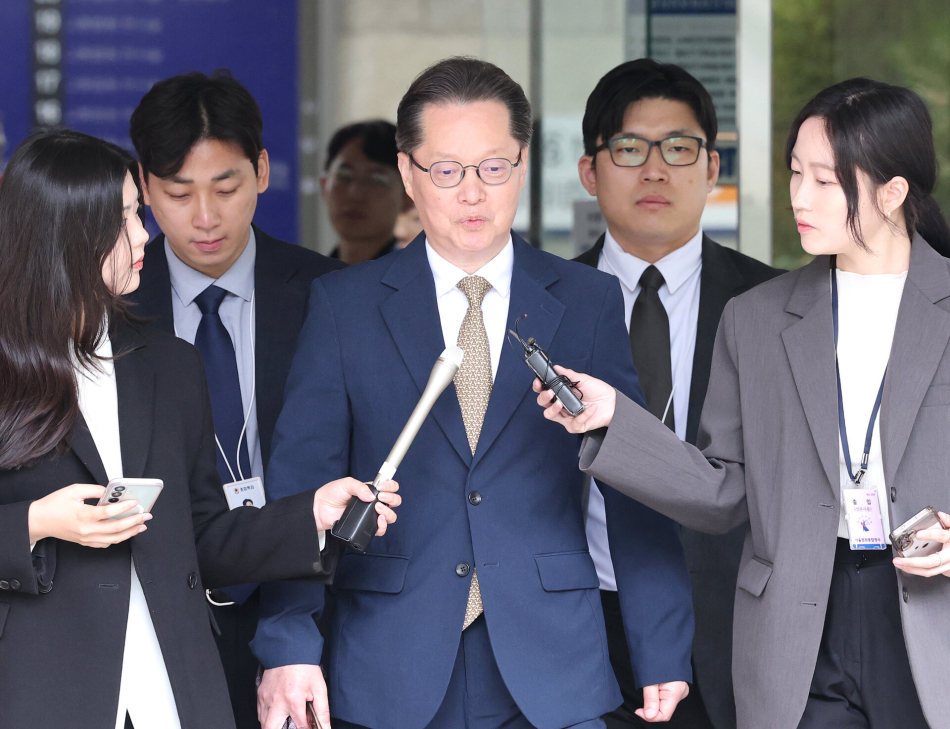 12·3 비상계엄과 관련해 내란선전 혐의를 받는 이은우 전 한국정책방송원(KTV) 원장(가운데)이 21일 서울 서초구 서울중앙지법에서 열린 구속 전 피의자 심문(영장실질심사)을 마치고 나오며 취재진의 질문을 받고 있다. 연합뉴스