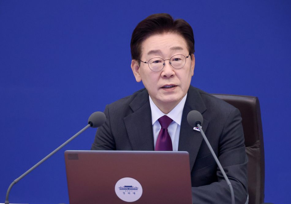 이재명 대통령이 지난 21일 청와대에서 열린 수석보좌관회의에서 발언하고 있다. 연합뉴스