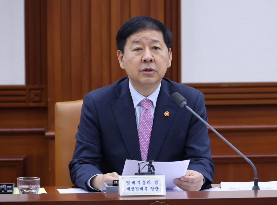구윤철 경제부총리 겸 재정경제부 장관이 22일 서울 종로구 정부서울청사에서 열린 비상경제본부 회의 겸 경제장관ㆍ국가창업시대전략회의 및 부동산관계장관회의에서 발언하고 있다. 연합뉴스
