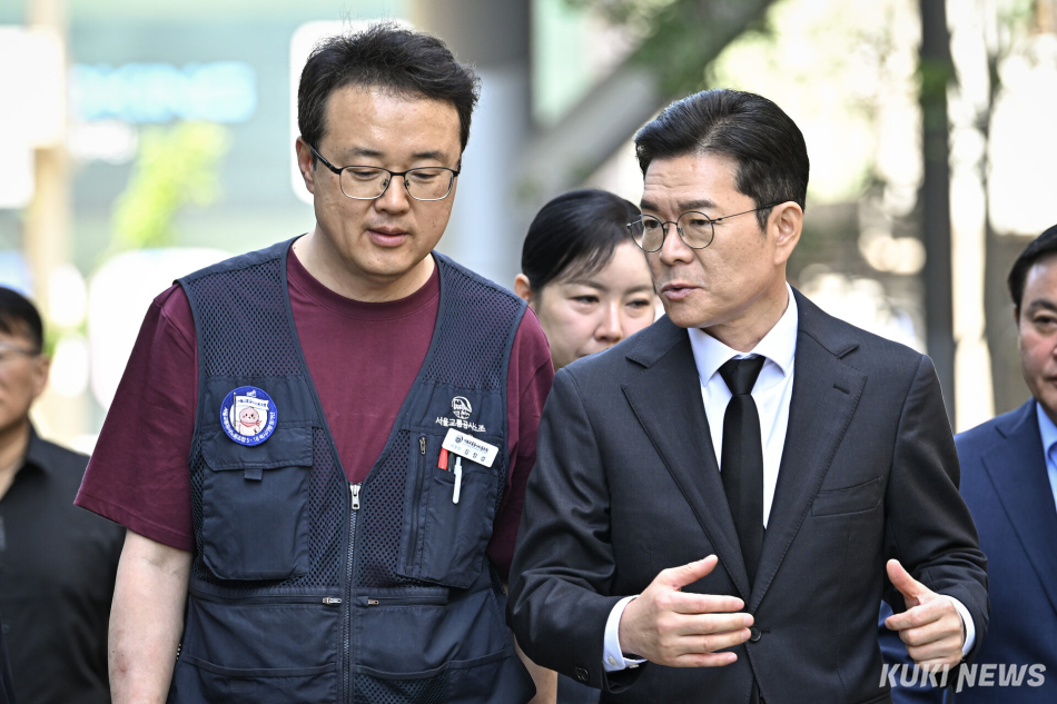 정원오(오른쪽) 더불어민주당 서울시장 후보와 김정섭 서울교통노조 위원장이 22일 서울 광진구 구의역에서 열린 구의역 참사 10주기 추모문화제에 참석해 대화를 나누고 있다.