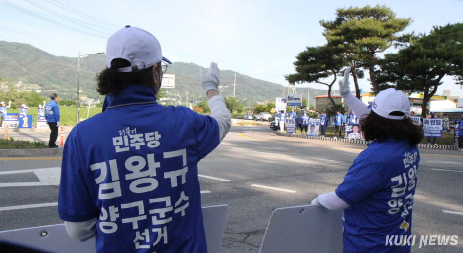 22일 더불어민주당 김왕규 화천군수 후보가 양구읍 회전교차로에서 운동원들과 함께 출근길 시민들에게 인사하며 지지를 호소하고 있다.