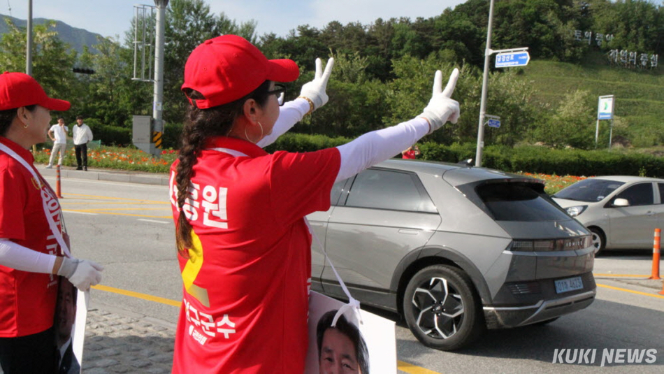 국민의힘 서흥원 화천군수 후보가 22일 양구읍 회전교차로에서 운동원들과 함께 출근길 시민들에게 인사하며 지지를 호소하고 있다.
