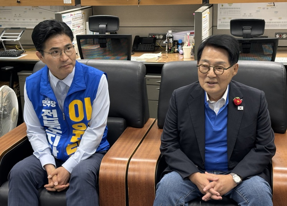 더불어민주당 박지원 국회의원이 22일 전북도의회에서 이원택 전북도지사 후보와 함께 기자간담회를 갖고 있다.