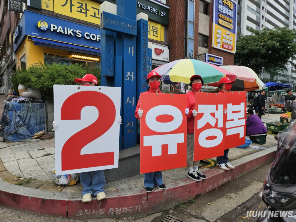 유정복 국민의힘 인천시장 후보가 23일 인천 서구 건지사거리에서 유세를 하고 있다. 이은서 기자