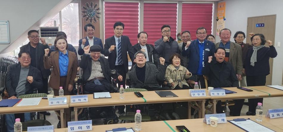 이원택 민주당 전북도지사 후보와 장애인 단체 회원들