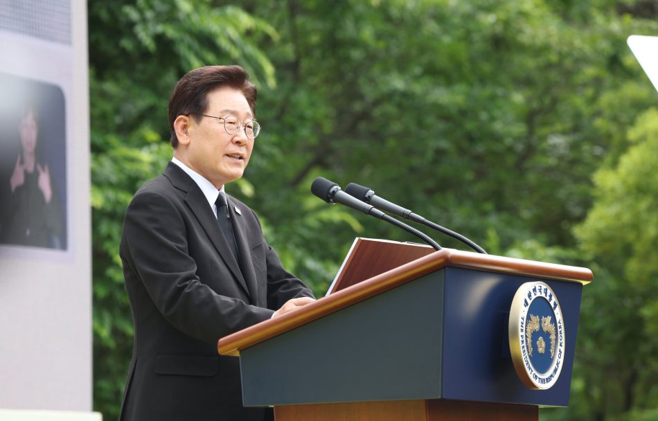 이재명 대통령이 23일 경남 김해 봉하마을에서 열린 고 노무현 전 대통령 서거 17주기 추도식에서 추도사를 하고 있다.