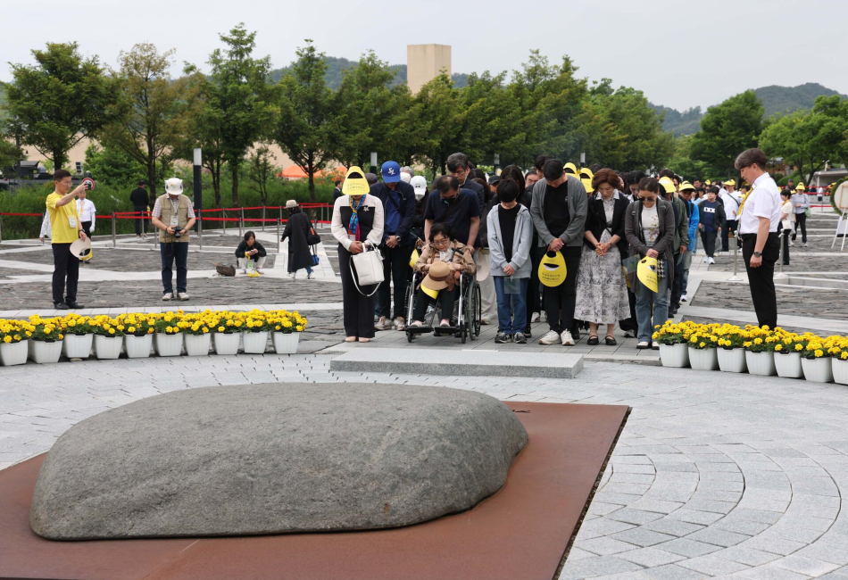 고 노무현 전 대통령 서거 17주기인 23일 경남 김해 봉하마을에서 추모객들이 묘역을 참배하고 있다.