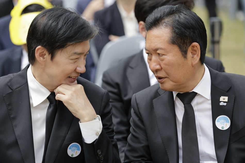 정청래 더불어민주당 대표(오른쪽)와 조국 조국혁신당 대표가 23일 경남 김해 봉하마을에서 열린 고 노무현 전 대통령 서거 17주기 추도식에서 대화하고 있다.