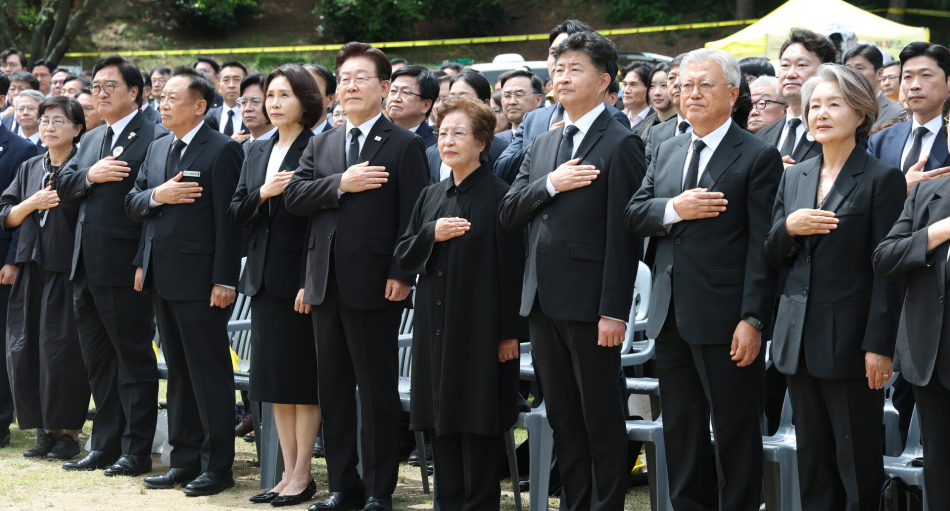이재명 대통령 부부, 권양숙 여사, 문재인 전 대통령 부부를 비롯한 참석자들이 23일 경남 김해 봉하마을에서 열린 고 노무현 전 대통령 서거 17주기 추도식에서 국민의례를 하고 있다.