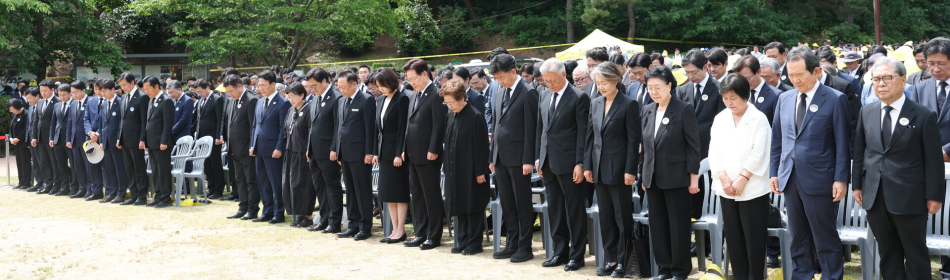 이재명 대통령 부부, 권양숙 여사, 문재인 전 대통령 부부를 비롯한 참석자들이 23일 경남 김해 봉하마을에서 열린 고 노무현 전 대통령 서거 17주기 추도식에서 묵념하고 있다.