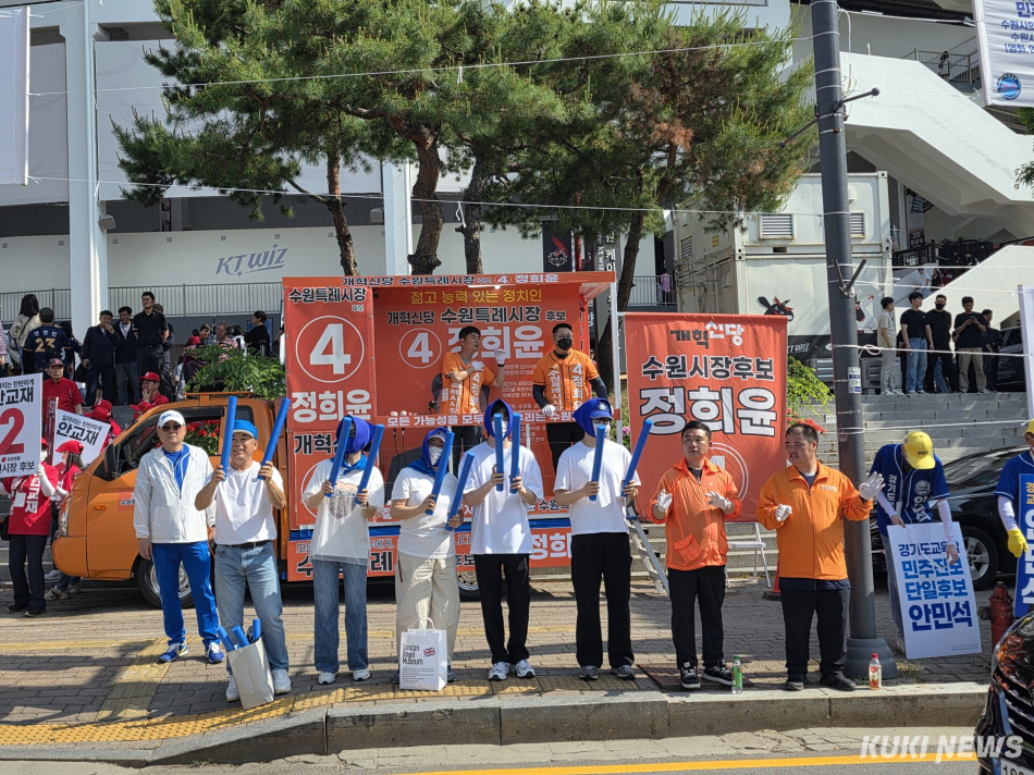 23일 오후 4시 경기 수원시 장안구청 사거리에서 정희윤 개혁신당 수원시장 후보가 선거유세를 벌이고 있다. 김미경 기자