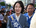 추미애, KT위즈 팬들과 인사…야구장 앞 지지 호소 [쿠키포토]
