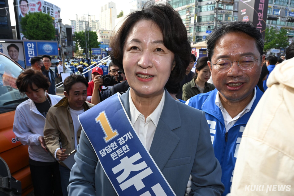 추미애 더불어민주당 경기도지사 후보가 23일 수원 KT위즈파크 앞에서 거리 유세를 위해 이동하고 있다.