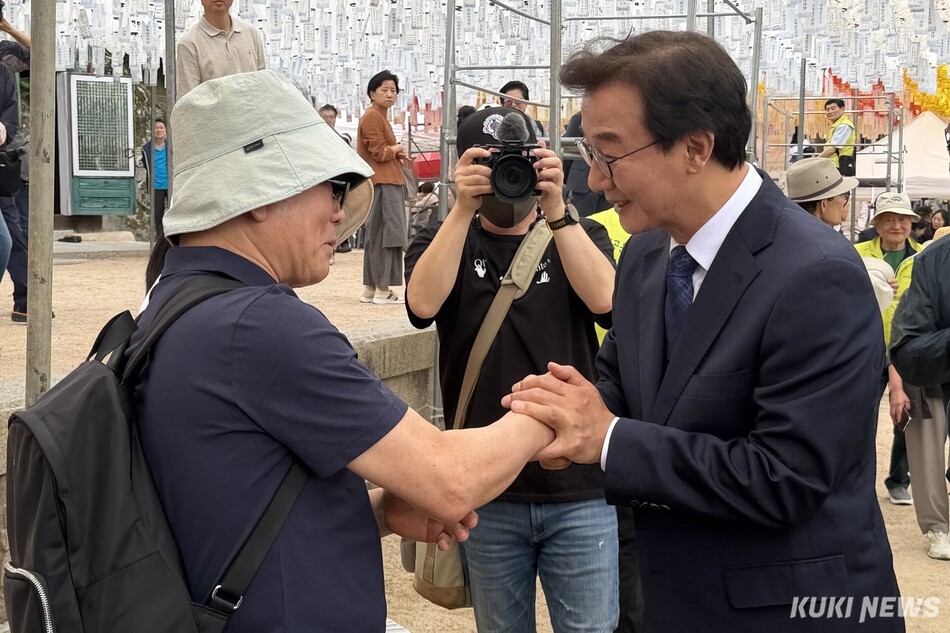전재수 더불어민주당 부산시장 후보가 24일 부산 금정구 범어사에서 열린 봉축법요식을 마치고 시민들과 인사하고 있다. 유병민 기자