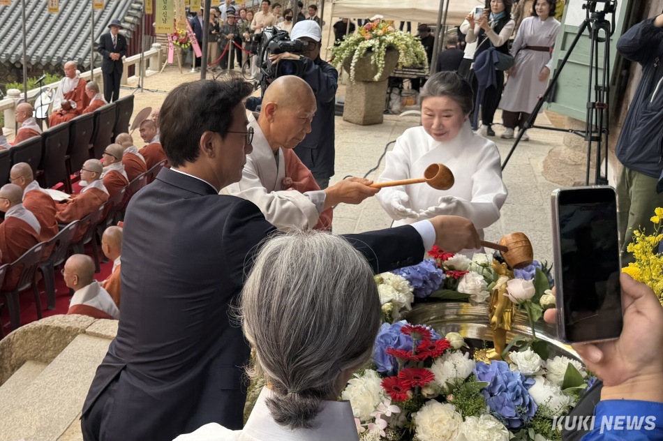 전재수 더불어민주당 부산시장 후보가 24일 부산 금정구 범어사에서 열린 봉축법요식에 참석해 부처를 목욕시키는 관불 의식을 하고 있다. 유병민 기자