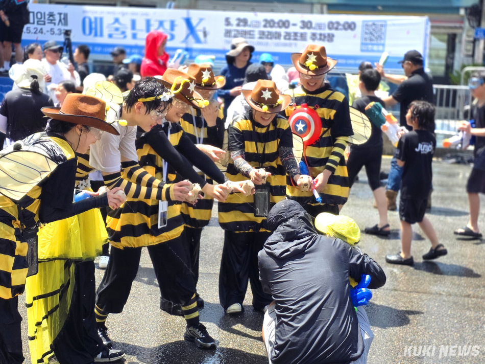 모두가 흠뻑 젖는 ‘아!水라장’에선 서로 물을 뿌리며 행복 에너지를 충전했다. (사진=한재영)