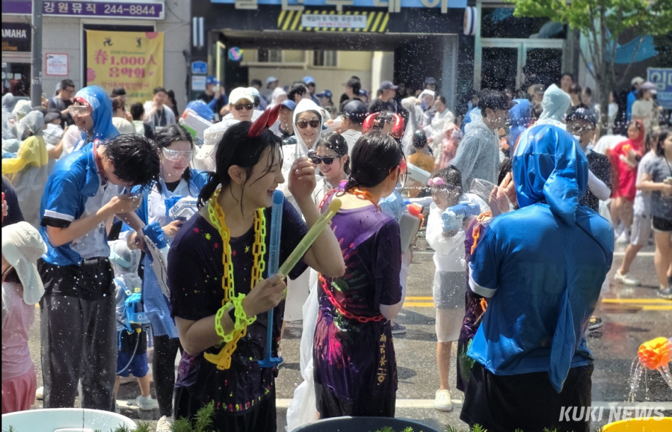 시민과 관광객들이 함께한 한바탕 물놀이로 자유를 만끽한 ‘아!水라장’. (사진=한재영)