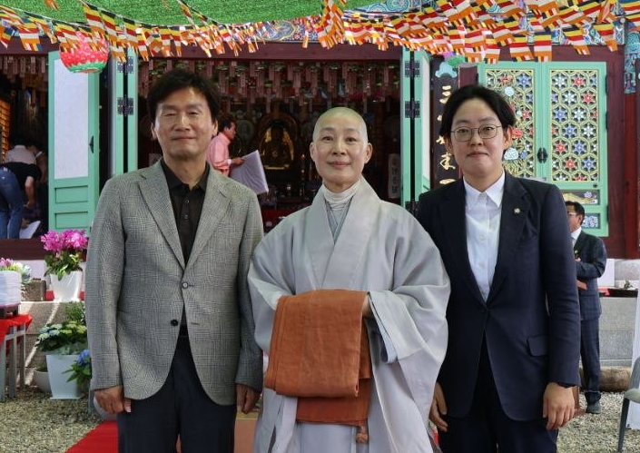 24일 부처님오신날을 맞아 조지연 국회의원과 제석사를 방문한 조현일 경산시장 후보가 관광자원화 공약을 설명하며 지역 관광 활성화 방안을 제시했다. 조현일 후보 제공