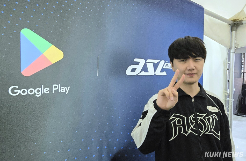 박상현이 24일 고양시 킨텍스 제1전시장 PLAYX4 행사장에서 ‘ASL 시즌21’ 우승을 차지한 뒤 기념사진을 찍고 있다. 김영건 기자