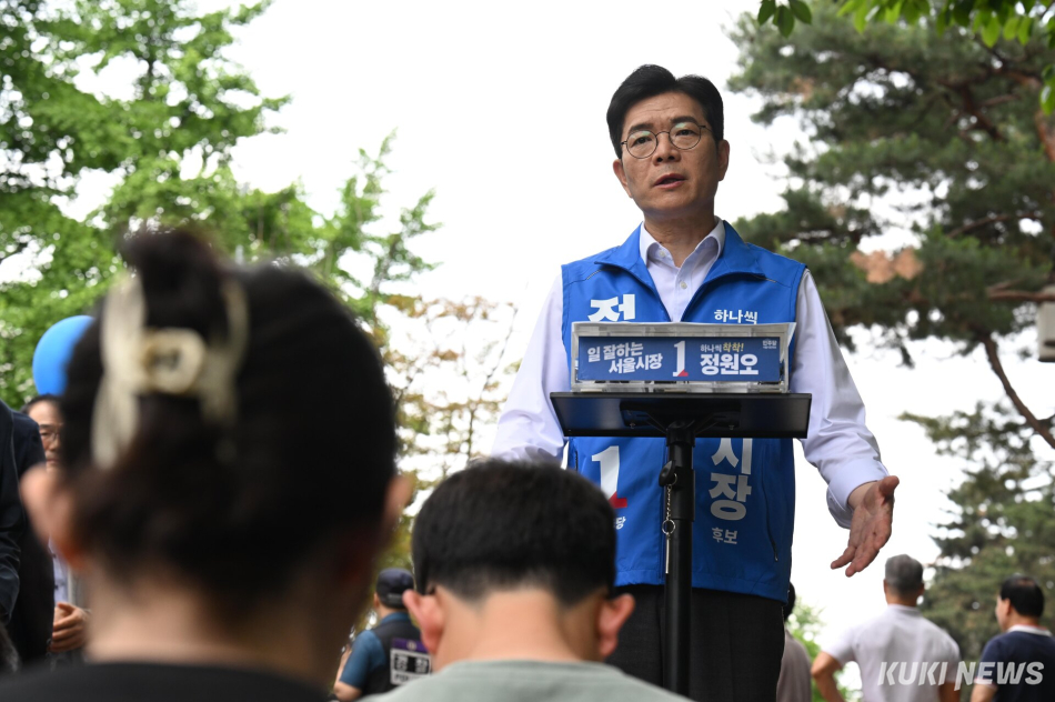 정원오 더불어민주당 서울시장 후보가 25일 서울 양천구 목동 현대백화점 앞에서 기자들의 질문에 답하고 있다.