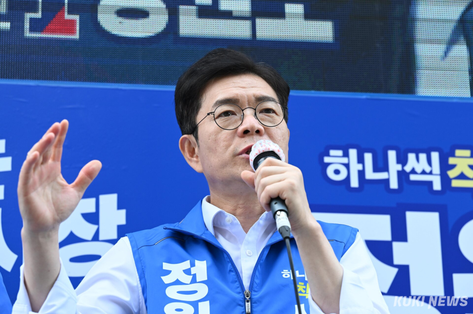 정원오 더불어민주당 서울시장 후보가 25일 서울 양천구 목동 현대백화점 앞에서 시민들에게 지지를 호소하고 있다.