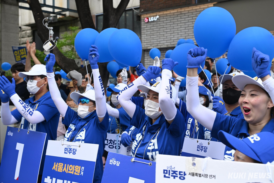 정원오 더불어민주당 서울시장 후보 선거운동원들이 25일 서울 양천구 목동 현대백화점 앞에서 정 후보의 연설에 환호하고 있다.