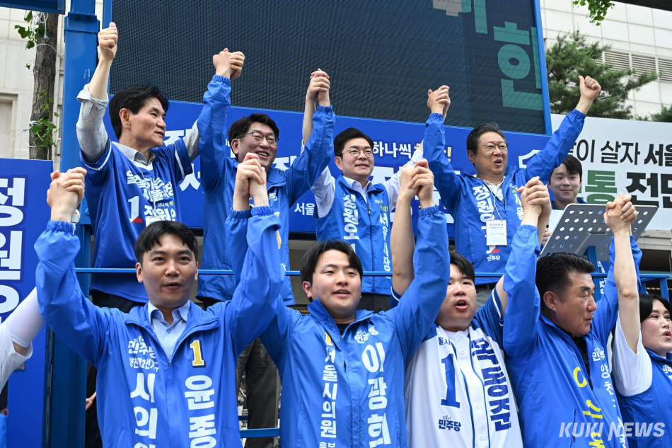 정원오 더불어민주당 서울시장 후보가 25일 서울 양천구 목동 현대백화점 앞에서 기념촬영하고 있다.