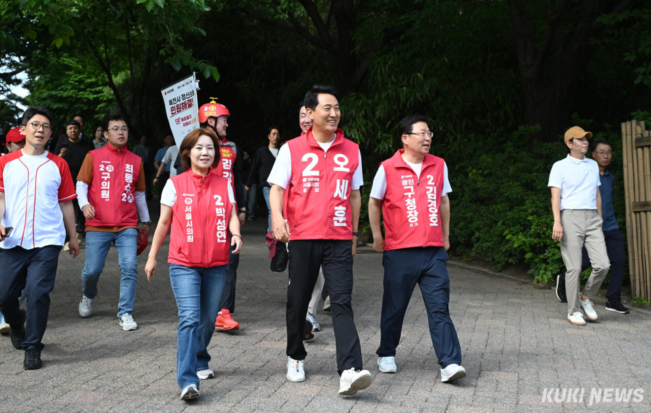 오세훈 국민의힘 서울시장 후보가 25일 서울 광진구 서울어린이대공원에서 지지를 호소하고 있다.