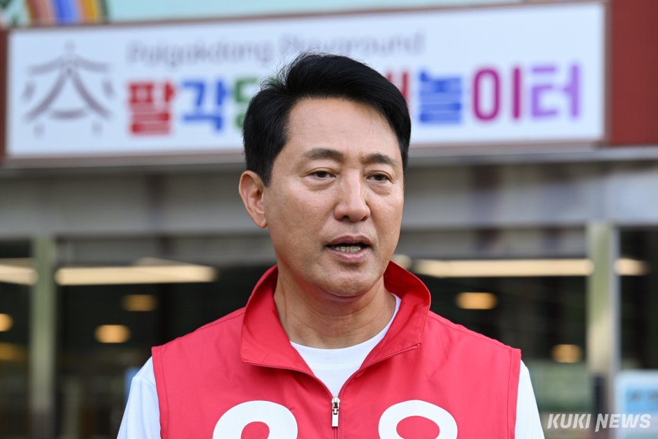 오세훈 국민의힘 서울시장 후보가 25일 서울 광진구 서울어린이대공원에서 기자들의 질문에 답하고 있다.
