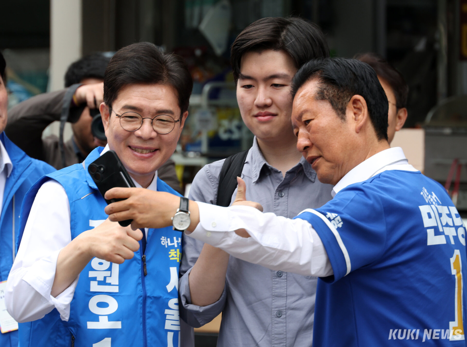 정원오 더불어민주당 서울시장 후보와 정청래 대표가 26일 서울 영등포구 여의도역 5번 출구 앞에서 시민들과 셀카를 찍고 있다.