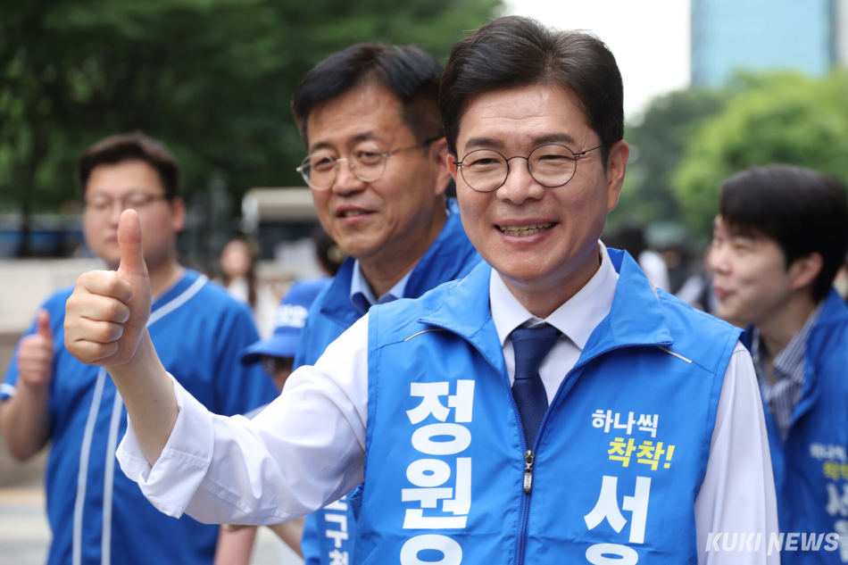 정원오 더불어민주당 서울시장 후보가 26일 서울 영등포구 여의도역 5번 출구 앞에서 출근하는 시민들에게 인사하며 지지를 호소하고 있다.