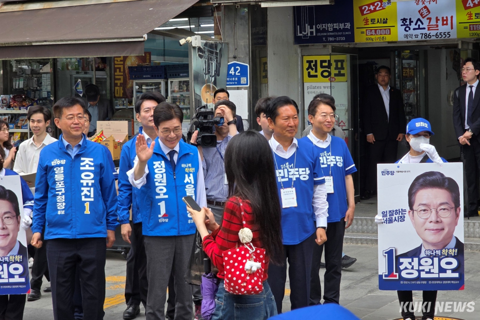 정원오 더불어민주당 서울시장 후보가 26일 오전 서울 영등포구 여의도역 5번 출구 앞에서 출근하는 시민에게 손을 흔들고 있다. 김건주 기자