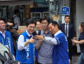 정청래·정원오, 서울 ‘직장인’ 표심 공략…여의도서 “악수하고 가세요” [쿡 정치포토]