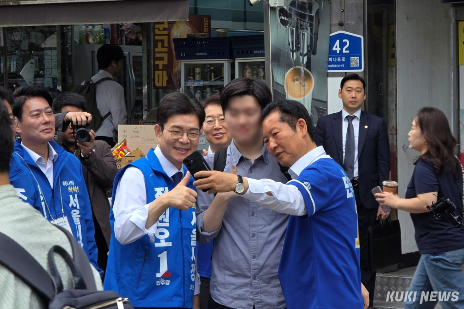 더불어민주당 정원오 서울시장 후보(왼쪽)와 정청래 당대표가 26일 오전 서울 영등포구 여의도역 5번 출구 앞에서 시민과 기념촬영을 하고 있다. 김건주 기자
