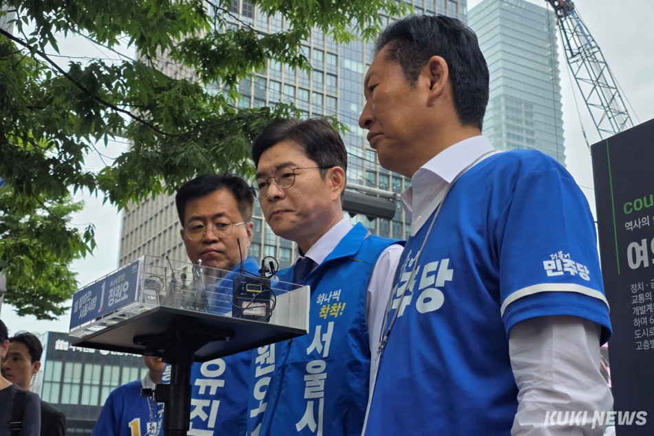 정청래 더불어민주당 대표가 26일 오전 서울 영등포구 여의도역 5번 출구 앞에서 정원오 서울시장 후보의 유세 차량을 타고 연설하고 있다. 김건주 기자