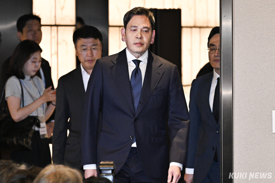 정용진 신세계그룹 회장이 26일 서울 강남구 조선팰리스 호텔에서 열린 대국민 사과 기자회견에 들어서고 있다.