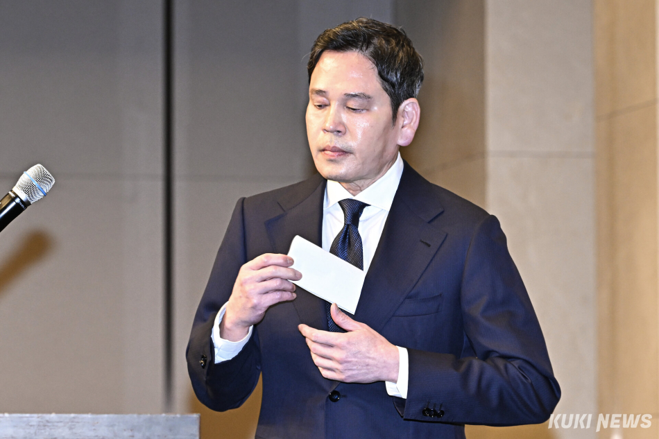정용진 신세계그룹 회장이 26일 서울 강남구 조선팰리스 호텔에서 열린 대국민 사과 기자회견에 참석해 사과문을 꺼내고 있다.