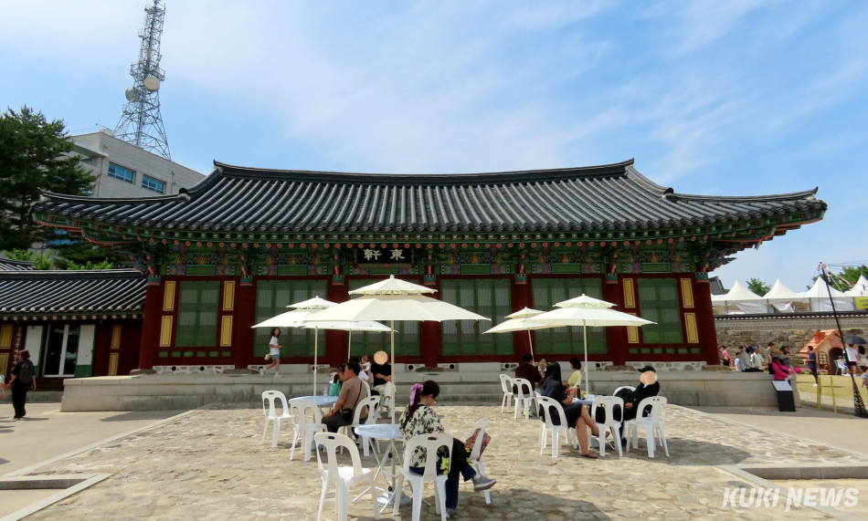 문화유산과 함께 하는 빵지순례. 강릉의 대표 로컬 베이커리와 시민·관광객이 함께한 강릉시·강릉문화재단 주최·주관 ‘2026 빵 터지는 강릉 빵 페스타’가 지난 22일부터 25일까지 강릉시 용강동 강릉대도호부관아 일원에서 열려 21만700여명의 방문객이 다녀간 가운데 성황리에 막을 내렸다. 전인수 기자