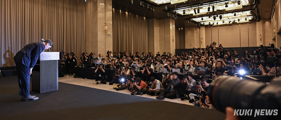 정용진 신세계그룹 회장이 26일 서울 강남구 조선팰리스 호텔에서 열린 대국민 사과 기자회견에서 고개 숙여 사과하고 있다. 남동균 기자