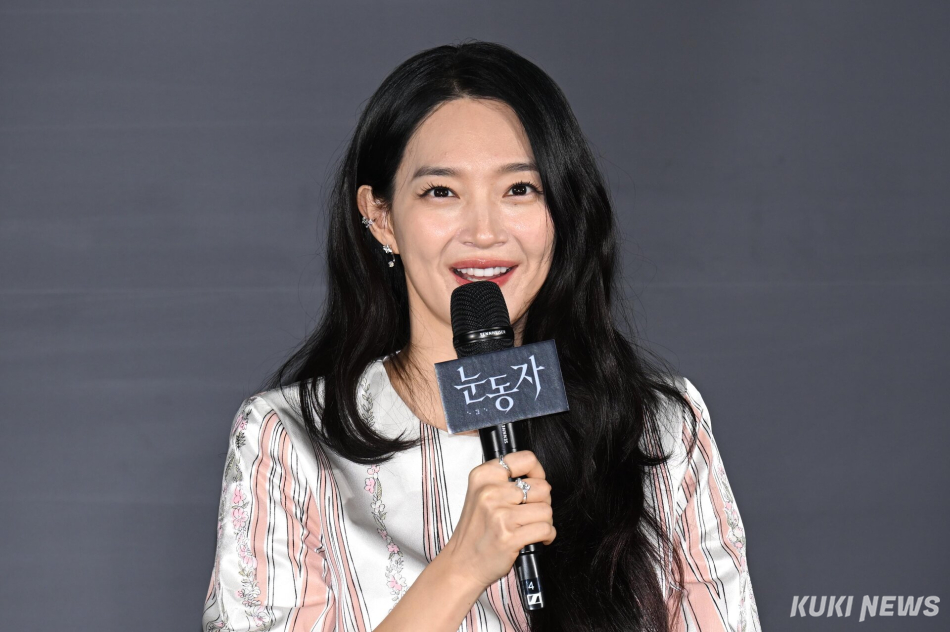 배우 신민아가 26일 오전 서울 CGV 용산아이파크몰점에서 진행된 영화 ‘눈동자’ 제작보고회에서 발언하고 있다.