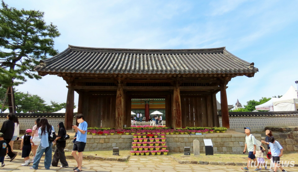 문화유산과 함께 하는 빵지순례. 강릉의 대표 로컬 베이커리와 시민·관광객이 함께한 강릉시·강릉문화재단 주최·주관 ‘2026 빵 터지는 강릉 빵 페스타’가 지난 22일부터 25일까지 강릉시 용강동 강릉대도호부관아 일원에서 열려 21만700여명의 방문객이 다녀간 가운데 성황리에 막을 내렸다. 전인수 기자