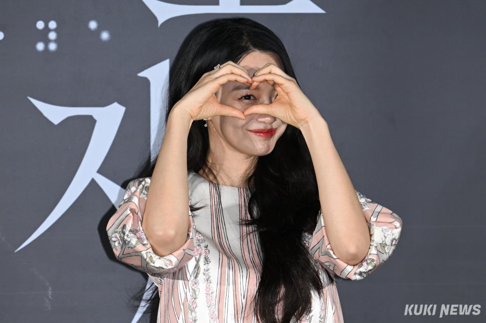 배우 신민아가 26일 오전 서울 CGV 용산아이파크몰점에서 진행된 영화 ‘눈동자’ 제작보고회에서 포즈를 취하고 있다.