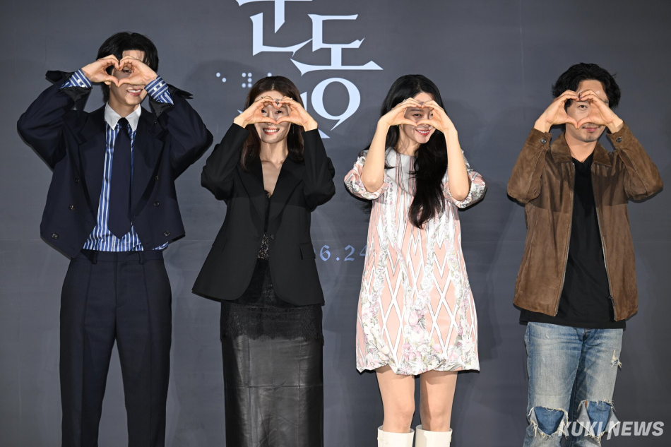 영화 ‘눈동자’ 출연진들이 26일 오전 서울 CGV 용산아이파크몰점에서 진행된 제작보고회에서 포즈를 취하고 있다.