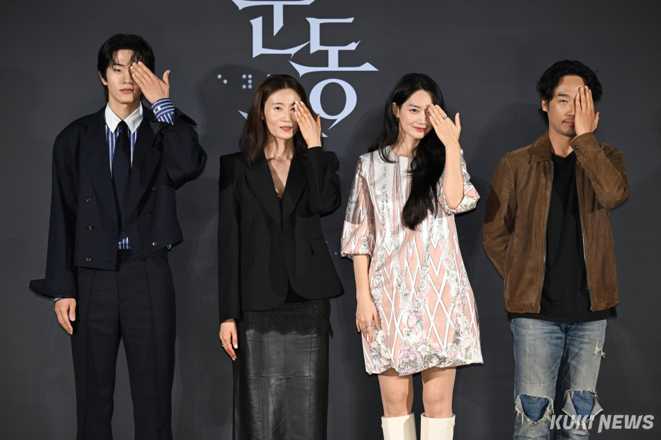 영화 ‘눈동자’ 출연진들이 26일 오전 서울 CGV 용산아이파크몰점에서 진행된 제작보고회에서 포즈를 취하고 있다.
