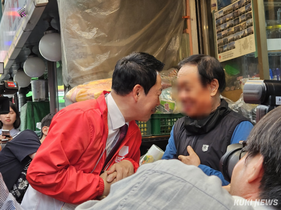 장동혁 국민의힘 대표가 26일 오후 서울 성동구 금남시장을 찾아 유세를 벌이고 있다. 이은서 기자