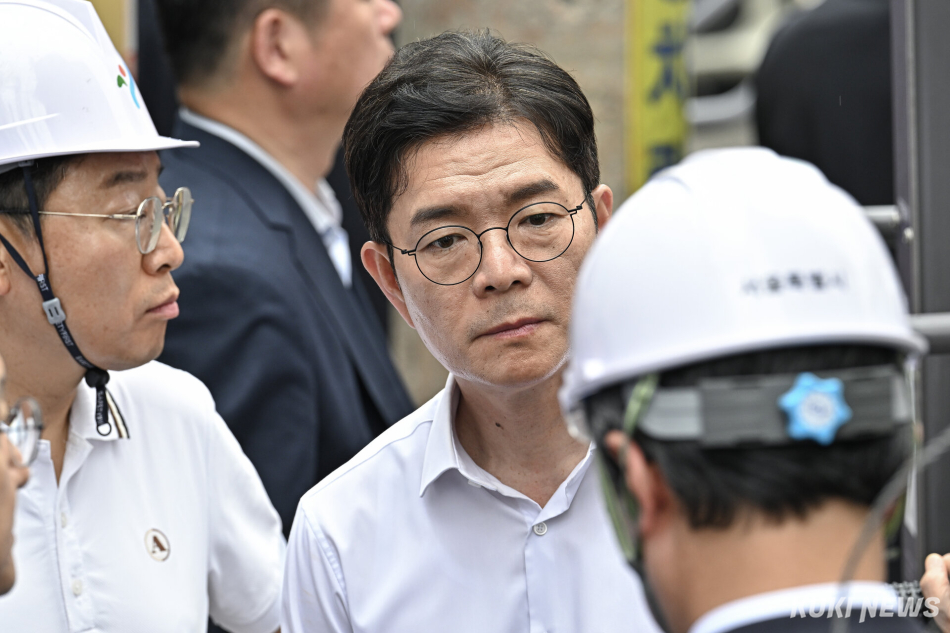 정원오 더불어민주당 서울시장 후보가 26일 서울 서대문구 서소문 고가차도 붕괴 사고 현장을 찾아 관계자로부터 설명을 듣고 있다.