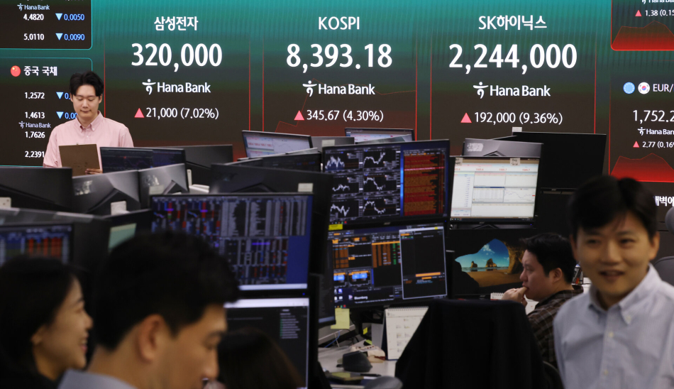 27일 서울 중구 하나은행 딜링룸 현황판에 코스피 및 삼성전자, SK하이닉스 주가 등이 표시되고 있다. 연합뉴스