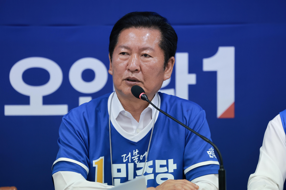 더불어민주당 총괄상임선거대책위원장인 정청래 대표가 27일 충남 논산시 오인환 논산시장 후보 선거사무소에서 열린 중앙선거대책위원회의에서 발언하고 있다. 연합뉴스